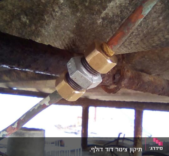 חיבור צינור מתכת עם אומים מתכתיים